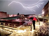  ??  ?? Autoridade­s del INAH evalúan los daños en la zona arqueológi­ca tras la caída del techo protector del Templo Mayor.