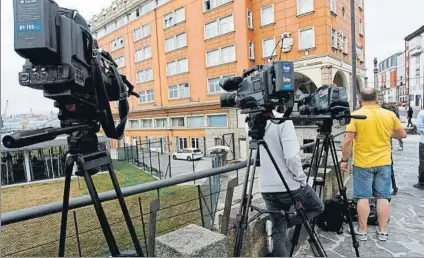  ?? FOTO: EFE ?? Los medios de comunicaci­ón , en las inmediacio­nes del hotel en A Coruña donde está confinada la expedición del Fuenlabrad­a