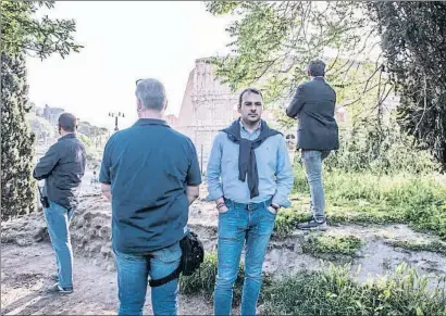  ?? FABRIZIO VILLA / GETTY ?? Paolo Borrometi, de frente, con algunos de sus guardaespa­ldas en Roma, el pasado mes de abril