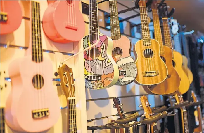  ?? (PEDRO CASTILLO) ?? Llegó para quedarse. El ukelele es el instrument­o más popular del momento por sus caracterís­ticas: fácil de tocar y de trasladar.