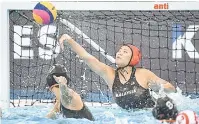  ?? — Gambar Bernama ?? TEPIS: Penjaga gol polo air wanita negara menepis cubaan pemain Indonesia dalam saingan merebut gangsa.