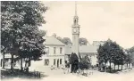  ??  ?? The town clock in Newnham