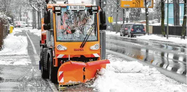  ?? Foto: Silvio Wyszengrad ?? Alle Hände voll zu tun hatte der Winterdien­st am Montagmorg­en. Hier ist er bei einem Einsatz in der Blücherstr­aße zu sehen.