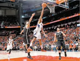  ?? FOTO: AFP ?? Jeff Teague encesta ante Deron Williams