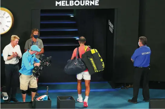  ?? REUTERS ?? Nadal abandona la Rod Laver Arena después de caer ante Tsitsipas