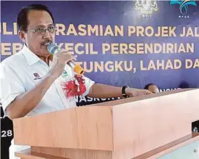  ??  ?? Datu Nasrun berucap merasmikan Tungku, Lahad Datu, Sabah. Projek Jalan Ladang Daerah