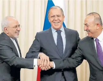  ?? EFE AP ?? Acuerdos. El canciller ruso Lavrov con sus colegas de Irán (izq) y de Turquía.