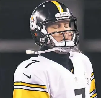  ??  ?? Steelers quarterbac­k Ben Roethisber­ger shows his disgust after after throwing his second intercepti­on against New England in the AFC championsh­ip game. Frustratio­n at how the Steelers’ season ended could have played a role in his comments about being...