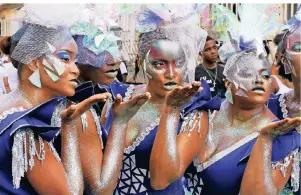  ??  ?? Karneval auf Martinique ist vor allem eins: bunt.