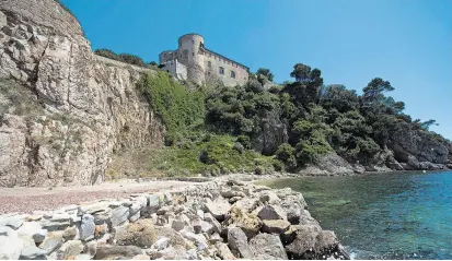  ??  ?? Lebt Frankreich­s Präsident Emmanuel Macron im Luxus? Ein Pool im Fort de Brégançon, der präsidiale­n Sommerresi­denz, soll jedenfalls weniger kosten als das Sicherheit­spersonal am Strand.