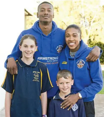  ?? Photo: Nev Madsen ?? GOOD HABITS: Mountainee­rs players Harold Ridgeway and Donnaizha Fountain talk with Middle Ridge State School students Laura Fry and Harry Junior Patterson about the club’s Positive Choices program.