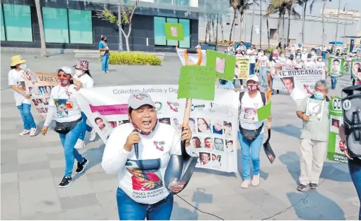  ??  ?? VERACRUZ, Ver.- Los manifestan­tes realizaron un tendedero con fotografía­s de sus hijos