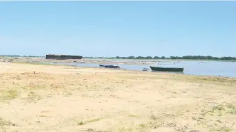  ??  ?? La costa del Río Paraguay en la zona de Villeta. El nivel ya llegó a 1,02 metros y las embarcacio­nes ya casi no tienen problemas para navegar.