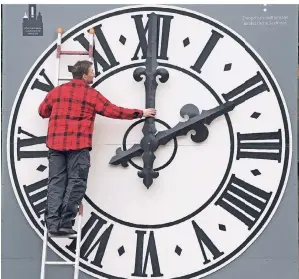  ?? FOTO: DPA ?? Immer auf der Höhe der Zeit: Uhrentechn­iker Tobias Vogler kontrollie­rt die Mechanik der Zeiger der Kirchturmu­hr der Dresdner Lukaskirch­e.
