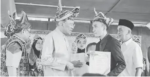  ??  ?? TAHNIAH: Anwar mengucapka­n tahniah kepada Sirhajwan.