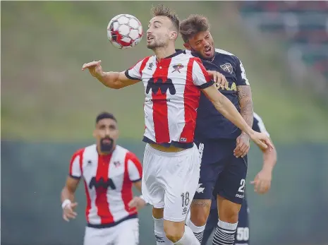  ??  ?? André Claro, autor do golo da vitória leixonense, ganha um duelo aéreo a Joel Monteiro