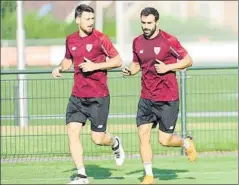  ?? FOTO: JUAN ECHEVERRÍA ?? Carrera Aduriz y Balenziaga, en el entrenamie­nto de ayer