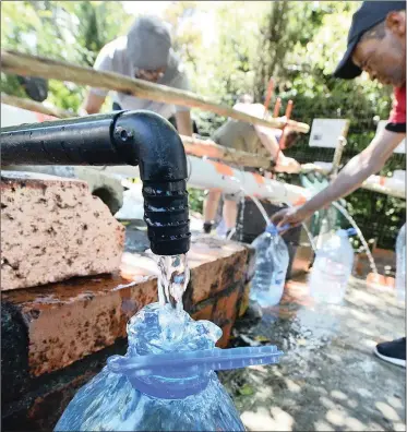  ?? PICTURE: COURTNEY AFRICA/AFRICAN NEWS AGENCY (ANA) ?? TAKE YOUR PICK: The Springs Way spring in Newlands now has many outlets for water collection by this handmade structure.