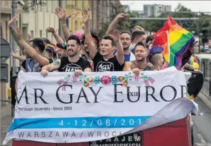  ?? / WOJTEK RADWANSKI (GETTY IMAGES) ?? Asistentes a una manifestac­ión LGTBI en Poznan (Polonia) el pasado agosto.