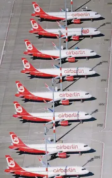  ?? FOTO: DPA ?? Maschinen der insolvente­n Fluggesell­schaft Air Berlin stehen am Montag in Reih und Glied auf dem Vorfeld des Berliner Flughafens in Schönefeld.