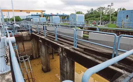  ?? BERNAMA PIC ?? The Sungai Selangor Phase 1 water treatment plant in Bestari Jaya which was shut down on Thursday.