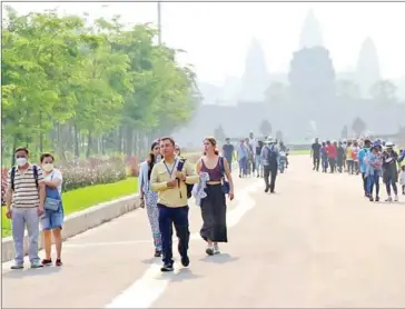  ?? MINISTRY OF TOURISM ?? Local and internatio­nal tourists amble in the vicinity of Angkor Wat temple.