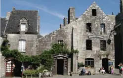  ??  ?? Bien que très touristiqu­e, l’ancienne cité de tisserands de Locronan vaut absolument d’être visitée. Elle conserve la plupart de ses maisons du 18e s.