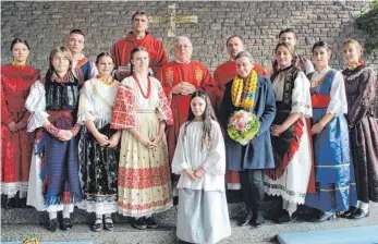  ?? FOTO: REINHOLD SCHNEIDER ?? In der Mitte der kroatische­n Trachtengr­uppe: Monsignore Juraj Batelja, links von ihm Pfarrer Vilim Koretic, rechts Pfarrer Branko Koretic, vor ihm Claudia Stahl.