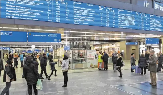  ?? BILD: SN/PEF ?? Ankunfts- und Abfahrtsze­iten werden von Reisenden am neuen Wiener Hauptbahnh­of studiert.