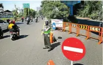  ?? DIPTA WAHYU/JAWA POS ?? PUTAR BALIK DI DUA TITIK: Polisi berjaga di Jalan Stasiun Wonokromo yang ditutup selama 10 hari.