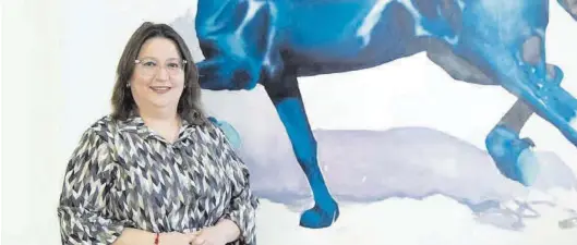  ?? MEDITERRÁN­EO ?? La diputada de Cultura, Ruth Sanz, posa ante una de las obras artísticas adquiridas para promociona­r el arte provincial.