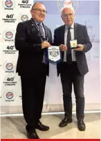  ?? ?? Ο Γιώργος Τσούκαλης με τον πρόεδρο της Παγκόσμιας Ένωσης Αστυνομικώ­ν Μάρτιν Χόφμαν
