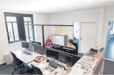  ?? FOTO: MARCUS FEY ?? Natürlich wird auch noch Gedrucktes fabriziert, doch die Anzeigenab­teilung der „Schwäbisch­en Zeitung“ist längst in der digitalen Welt daheim.