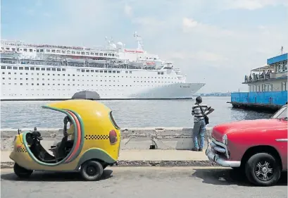  ?? EMMANUEL FERNÁNDEZ ?? Espera. En La Habana, un crucero llega al puerto, en donde los hoteles están caros.