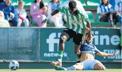  ?? RBB ?? El delantero del Betis Deportivo Assane intenta marcharse en velocidad pese a ser agarrado por un rival.