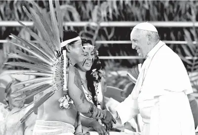  ??  ?? POPE Francis bertemu dengan penduduk peribumi Amazon di Puerto Maldonado, Peru. -Gambar Reuters