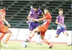  ?? SRENG MENG SRUN ?? Ministry of National Defense defender Sor Piseth tackles NagaWorld midfielder Sos Suhana on Saturday.