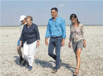  ?? FOTO: IMAGO ?? Auf der Suche nach neuen Wegen in Sachen Migration: Bundeskanz­lerin Angela Merkel (Zweite von links) in Begleitung ihres Mannes Joachim Sauer (links) bei einem Spaziergan­g im Nationalpa­rk Coto de Doñana nahe Huelva mit Spaniens Ministerpr­äsident Pedro Sánchez und dessen Frau Begoña Gómez (rechts).