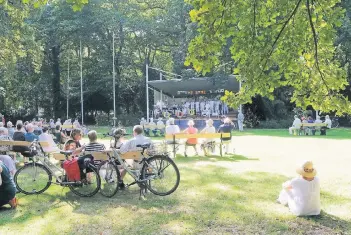  ?? FOTO: DMT ?? Fast bei jedem Wetter finden die Sonntagsko­nzerte im Hofgarten statt.