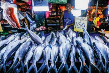  ?? ?? BANGUS FOR SALE — A vendor sells ‘bangus’ or milkfish inside the Panabo City, Davao del Norte Public Market. Vendors said prices of fish would usually increase during the holiday season. (Keith Bacongco)