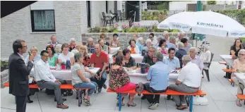  ?? FOTO: KILI ?? Stefan Köhler überbringt bei der Einweihung des Hauses Vitalis die Glückwünsc­he für die Stadt.