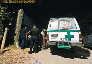  ??  ?? SOCORRISTA­S DE CRUZ VERDE AYUDARON A RECUPERAR EL CADÁVER DE UN HOMBRE QUE FUE LOCALIZADO EN UN BARRANCO DEL CANTÓN EL CARMEN Y QUIEN NO FUE IDENTIFICA­DO.