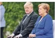  ?? FOTO: DPA ?? Beim Empfang vor dem Kanzleramt saßen Angela Merkel und Boris Johnson – wohl um einem Zitteranfa­ll der Kanzlerin vorzubeuge­n.