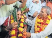  ?? HIMANSHU VYAS/HT PHOTO ?? Gajanand Sharma garlands his wife, Makhni Devi, on his arrival in Jaipur after 36 years on Tuesday.
