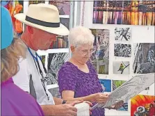  ?? [FOCUS] ?? Visitors inspect artwork at a previous Upper Arlington Labor Day Art Festival