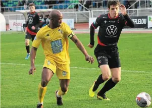  ?? | PHOTO : OUEST-FRANCE ?? Prince Camara, ici à la lutte avec le Fougerais Baptiste Pommereul, a inscrit le premier but du match pour la réserve du Stade briochin.