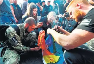  ?? AFP ?? Varios manifestan­tes de extrema derecha queman una bandera arcoíris en Kiev.