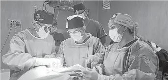  ?? ?? Los médicos especialis­tas de la Misión Mano al Hombro, en la primera cirugía en el Hospital de Especialid­ades Portoviejo.