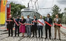  ?? ?? Foto 2x: Radek Vebr, MAFRA
Slavnostní páska Oprava trati mezi Ohradou a Palmovkou trvala 14 měsíců. Dělníci se zaměřili také na tramvajový most, který má délku 455 metrů.