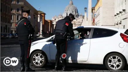  ??  ?? Carabinier­i bei einer Kontrolle in Rom (Symbolbild)
